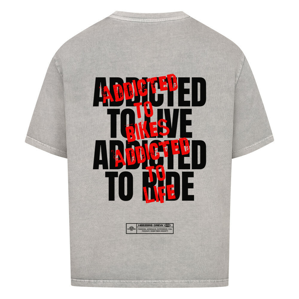 Ride Addicted Oversized T-Shirt mit großem typografischem Rückenprint. Das Design verbindet die Leidenschaft für Motorräder, das Fahren und das Lebensgefühl auf zwei Rädern. Hochwertige Motorrad Streetwear von Mazares Racing. washed grey