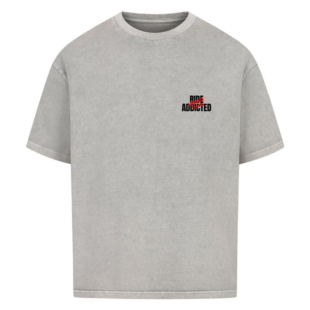 Oversized Motorrad T-Shirt mit kleinem Ride Addicted Brustprint. Schweres 240 GSM Baumwollshirt mit lässigem Oversized Fit und Dropped Shoulders für Motorradfahrer und Biker. washed grey