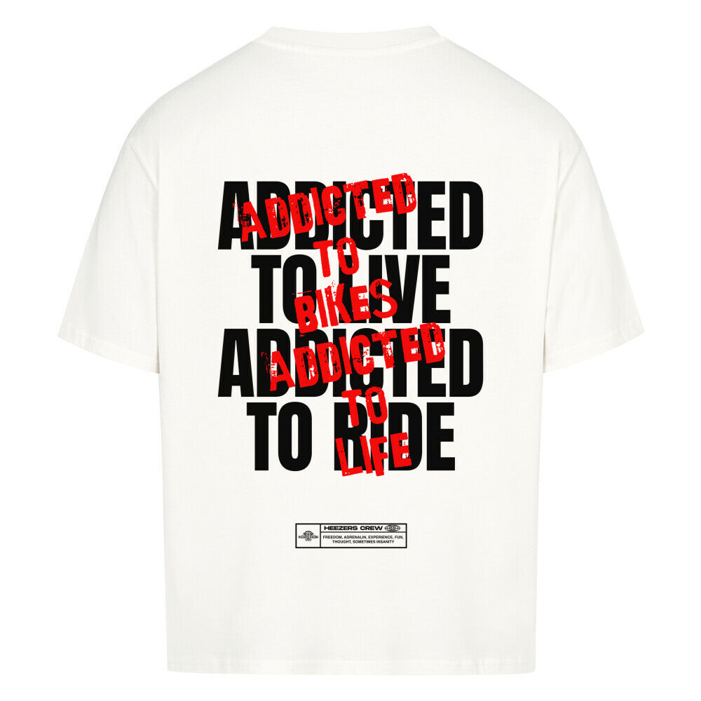 Ride Addicted Oversized T-Shirt mit großem typografischem Rückenprint. Das Design verbindet die Leidenschaft für Motorräder, das Fahren und das Lebensgefühl auf zwei Rädern. Hochwertige Motorrad Streetwear von Mazares Racing. weiß