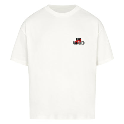 Oversized Motorrad T-Shirt mit kleinem Ride Addicted Brustprint. Schweres 240 GSM Baumwollshirt mit lässigem Oversized Fit und Dropped Shoulders für Motorradfahrer und Biker. weiß