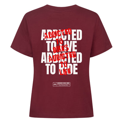 Ride Addicted Damen T-Shirt mit großem typografischem Rückenprint. Das Design steht für die Leidenschaft zum Motorradfahren, Freiheit und das Lebensgefühl auf zwei Rädern. Motorradbekleidung von Mazares Racing. burgunder