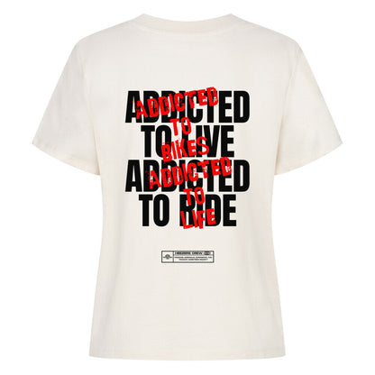 Ride Addicted Damen T-Shirt mit großem typografischem Rückenprint. Das Design steht für die Leidenschaft zum Motorradfahren, Freiheit und das Lebensgefühl auf zwei Rädern. Motorradbekleidung von Mazares Racing. natural