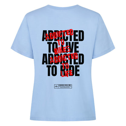 Ride Addicted Damen T-Shirt mit großem typografischem Rückenprint. Das Design steht für die Leidenschaft zum Motorradfahren, Freiheit und das Lebensgefühl auf zwei Rädern. Motorradbekleidung von Mazares Racing. sky blue