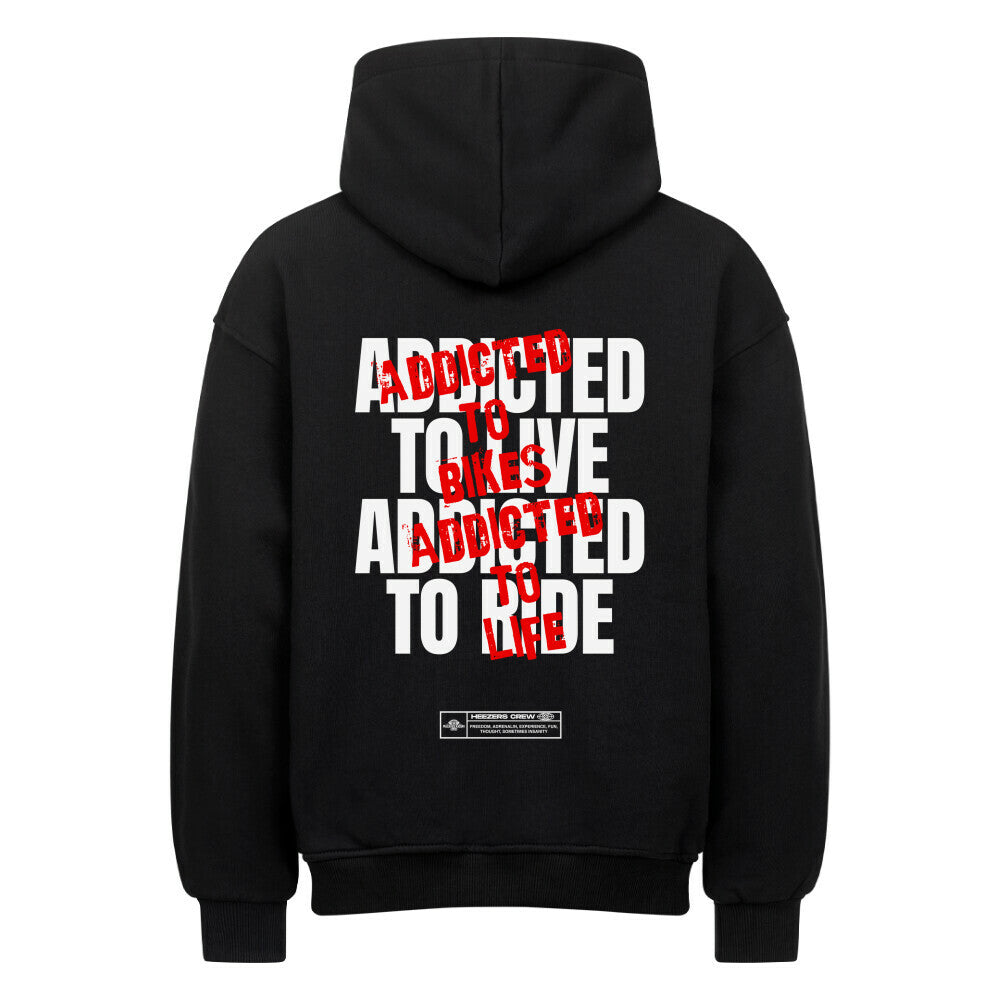Ride Addicted Oversized Motorrad Hoodie mit großem typografischem Rückenprint. Das Design verbindet die Leidenschaft für Motorräder, Freiheit und das Leben auf zwei Rädern. Motorrad Streetwear von Mazares Racing. schwarz