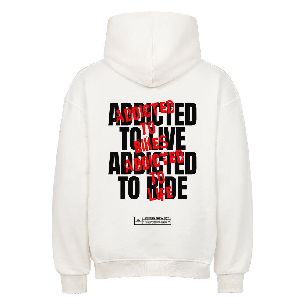 Ride Addicted Oversized Motorrad Hoodie mit großem typografischem Rückenprint. Das Design verbindet die Leidenschaft für Motorräder, Freiheit und das Leben auf zwei Rädern. Motorrad Streetwear von Mazares Racing. weiß