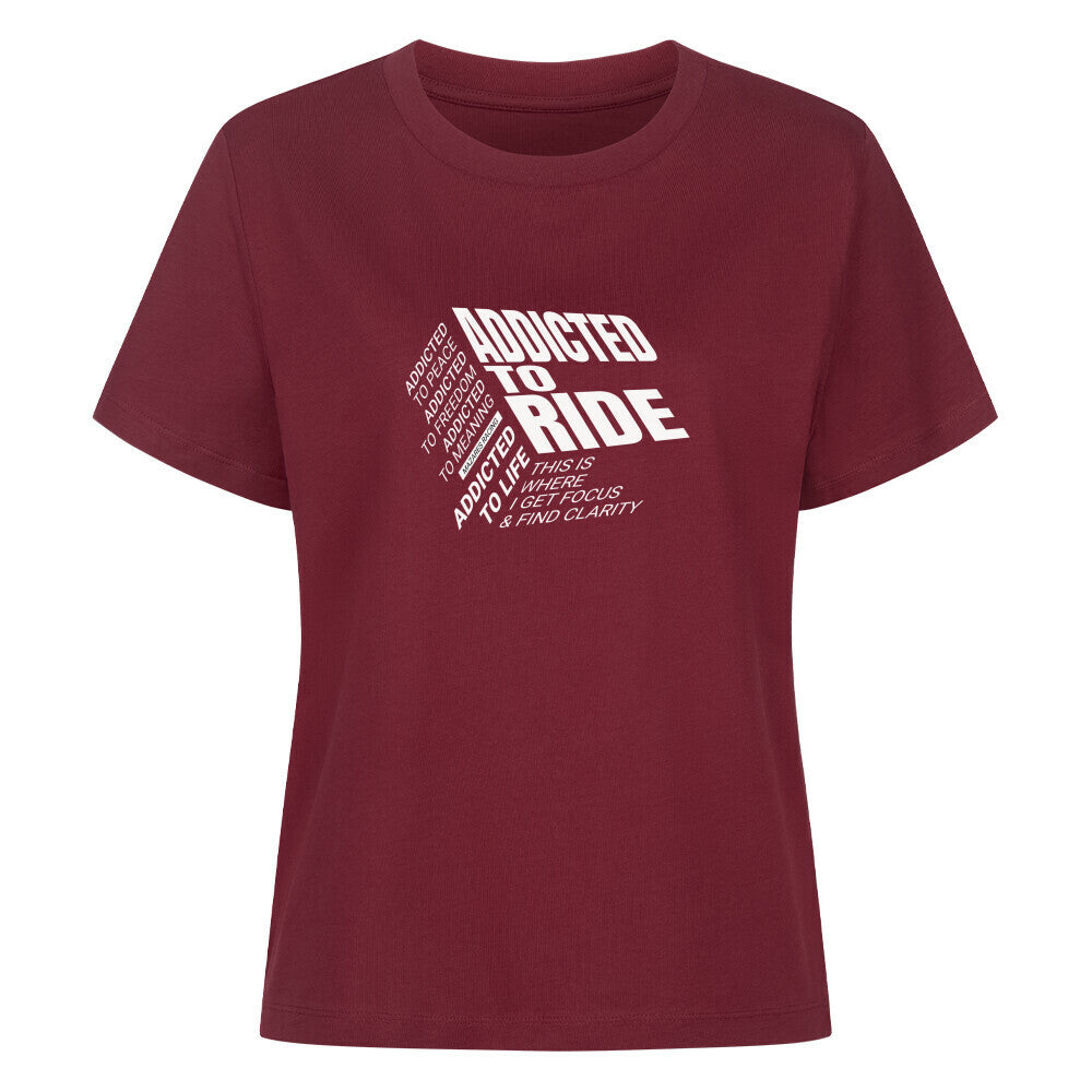 Damen Motorrad T-Shirt aus 100 % gekämmter ringgesponnener Bio-Baumwolle mit großem typografischem Ride Addicted Frontprint. Hochwertiges 180 GSM Shirt für Motorradfahrerinnen mit angenehmem Tragekomfort und moderner Passform. burgunder