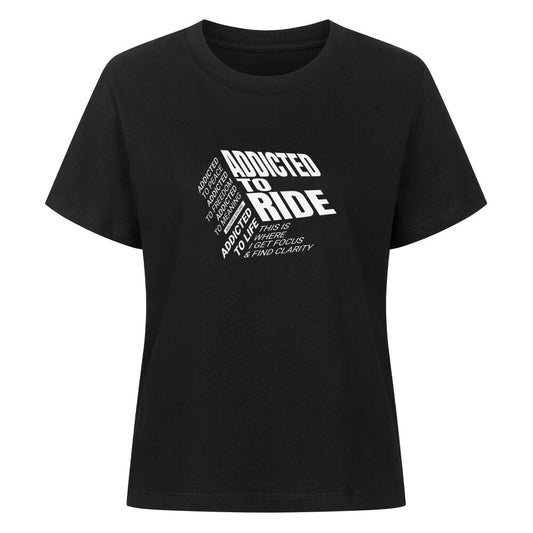 Damen Motorrad T-Shirt aus 100 % gekämmter ringgesponnener Bio-Baumwolle mit großem typografischem Ride Addicted Frontprint. Hochwertiges 180 GSM Shirt für Motorradfahrerinnen mit angenehmem Tragekomfort und moderner Passform. schwarz