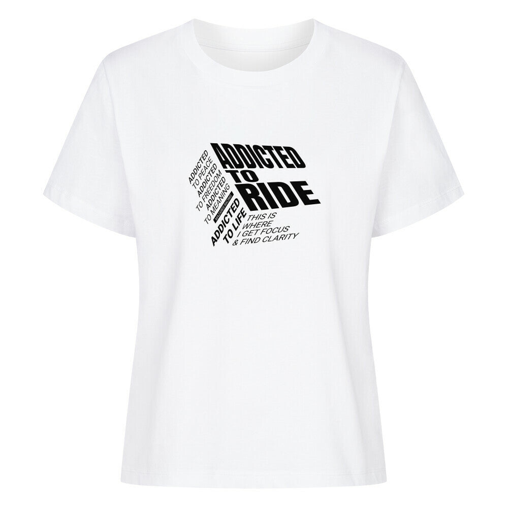 Damen Motorrad T-Shirt aus 100 % gekämmter ringgesponnener Bio-Baumwolle mit großem typografischem Ride Addicted Frontprint. Hochwertiges 180 GSM Shirt für Motorradfahrerinnen mit angenehmem Tragekomfort und moderner Passform. weiß
