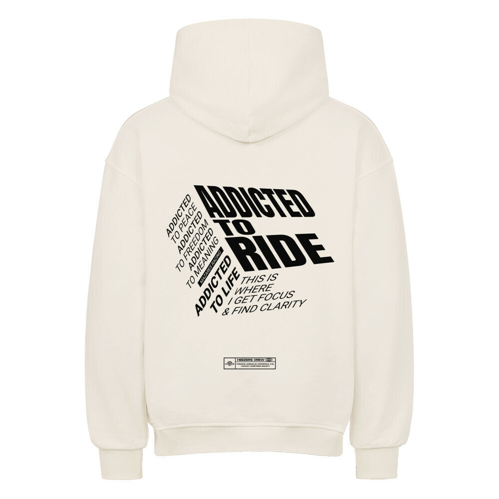 RIDE ADDICTED Oversized Motorrad Hoodie mit großem typografischem Rückenprint. Das Design steht für Freiheit, Fokus und die Leidenschaft fürs Motorradfahren. Premium Biker Streetwear von Mazares Racing.