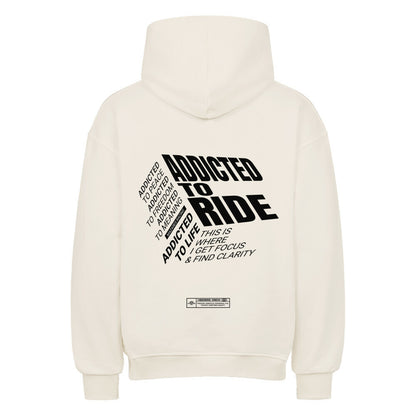RIDE ADDICTED Oversized Motorrad Hoodie mit großem typografischem Rückenprint. Das Design steht für Freiheit, Fokus und die Leidenschaft fürs Motorradfahren. Premium Biker Streetwear von Mazares Racing.