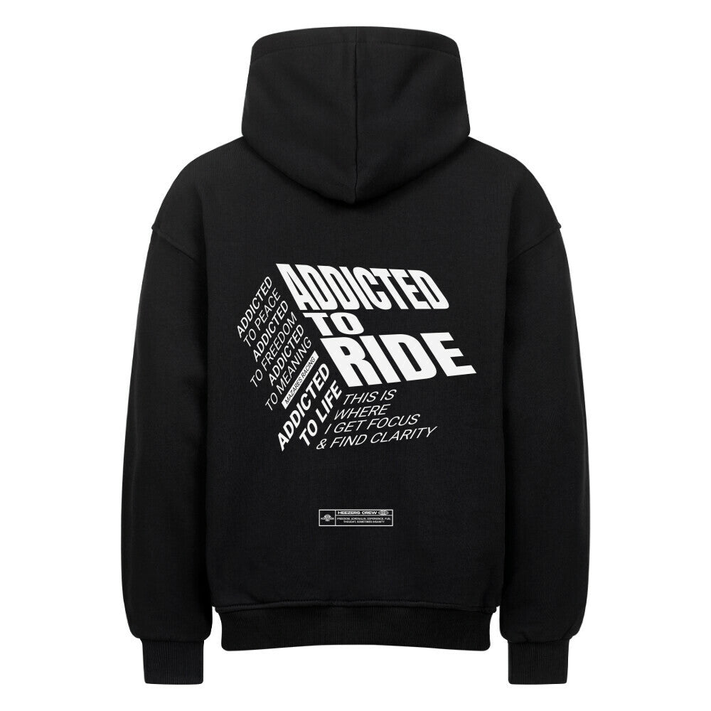 RIDE ADDICTED Oversized Motorrad Hoodie mit großem typografischem Rückenprint. Das Design steht für Freiheit, Fokus und die Leidenschaft fürs Motorradfahren. Premium Biker Streetwear von Mazares Racing.
