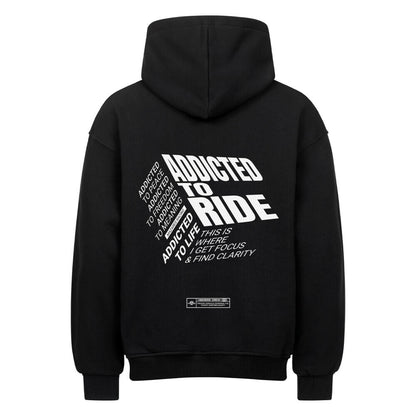 RIDE ADDICTED Oversized Motorrad Hoodie mit großem typografischem Rückenprint. Das Design steht für Freiheit, Fokus und die Leidenschaft fürs Motorradfahren. Premium Biker Streetwear von Mazares Racing.