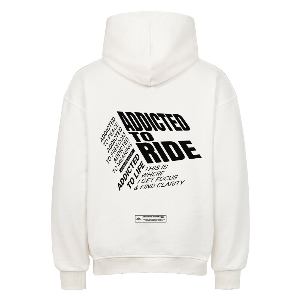 RIDE ADDICTED Oversized Motorrad Hoodie mit großem typografischem Rückenprint. Das Design steht für Freiheit, Fokus und die Leidenschaft fürs Motorradfahren. Premium Biker Streetwear von Mazares Racing.