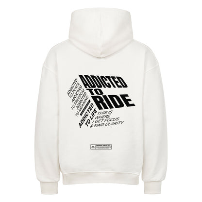 RIDE ADDICTED Oversized Motorrad Hoodie mit großem typografischem Rückenprint. Das Design steht für Freiheit, Fokus und die Leidenschaft fürs Motorradfahren. Premium Biker Streetwear von Mazares Racing.