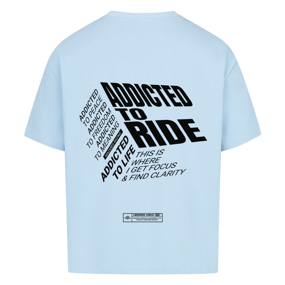 RIDE ADDICTED Oversized T-Shirt mit großem typografischem Rückenprint. Das Design steht für Freiheit, Fokus und die Leidenschaft für das Motorradfahren. Hochwertige Motorrad Streetwear von Mazares Racing.