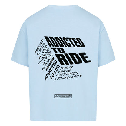RIDE ADDICTED Oversized T-Shirt mit großem typografischem Rückenprint. Das Design steht für Freiheit, Fokus und die Leidenschaft für das Motorradfahren. Hochwertige Motorrad Streetwear von Mazares Racing.
