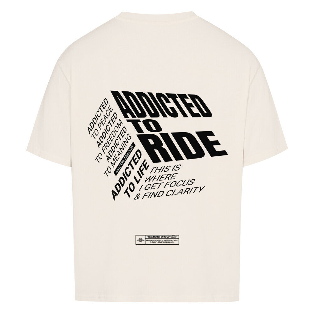 RIDE ADDICTED Oversized T-Shirt mit großem typografischem Rückenprint. Das Design steht für Freiheit, Fokus und die Leidenschaft für das Motorradfahren. Hochwertige Motorrad Streetwear von Mazares Racing.