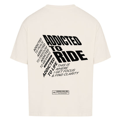 RIDE ADDICTED Oversized T-Shirt mit großem typografischem Rückenprint. Das Design steht für Freiheit, Fokus und die Leidenschaft für das Motorradfahren. Hochwertige Motorrad Streetwear von Mazares Racing.