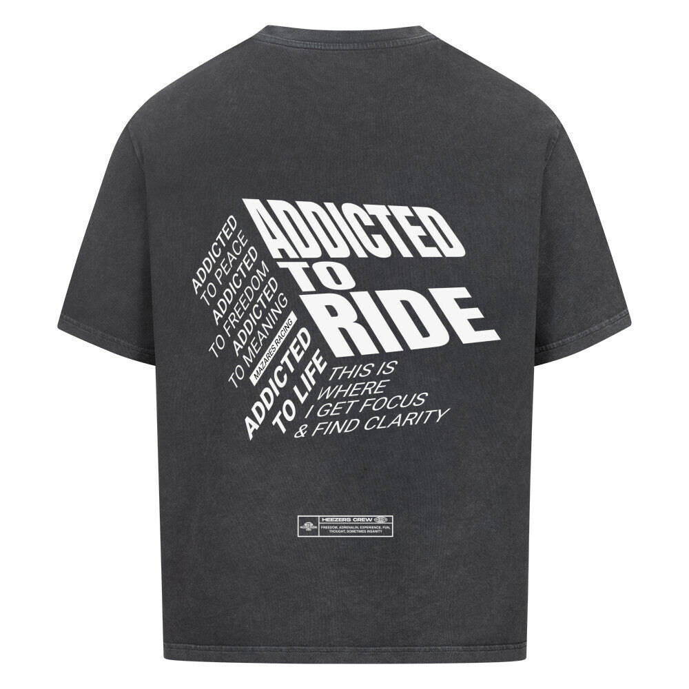 RIDE ADDICTED Oversized T-Shirt mit großem typografischem Rückenprint. Das Design steht für Freiheit, Fokus und die Leidenschaft für das Motorradfahren. Hochwertige Motorrad Streetwear von Mazares Racing.