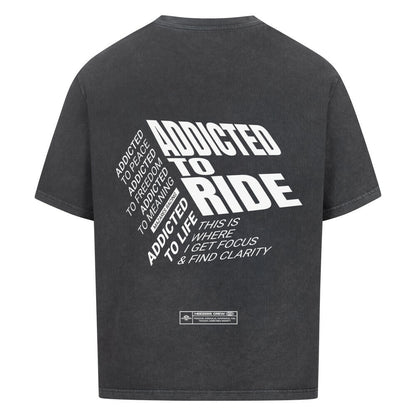 RIDE ADDICTED Oversized T-Shirt mit großem typografischem Rückenprint. Das Design steht für Freiheit, Fokus und die Leidenschaft für das Motorradfahren. Hochwertige Motorrad Streetwear von Mazares Racing.