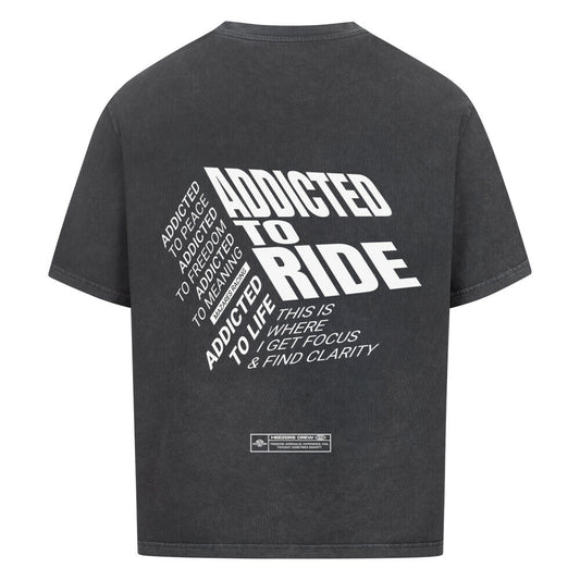 RIDE ADDICTED Oversized T-Shirt mit großem typografischem Rückenprint. Das Design steht für Freiheit, Fokus und die Leidenschaft für das Motorradfahren. Hochwertige Motorrad Streetwear von Mazares Racing.
