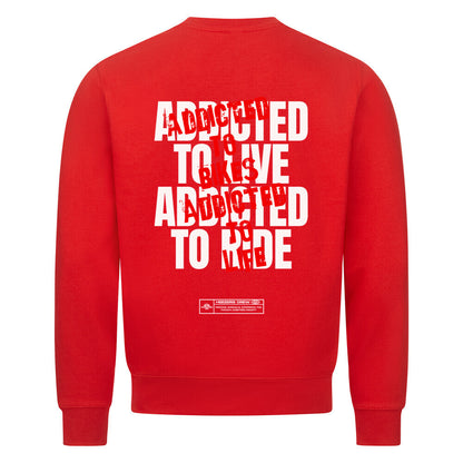 Ride Addicted Herren Sweatshirt von Mazares Racing mit großem typografischen Backprint "Addicted To Ride – Addicted To Life" und kleinem Ride Addicted Brustprint. Klassisches Sweatshirt mit normaler Passform aus innen gebürsteter Baumwollmischung – ideal für Motorradfahrer und Biker im Alltag sowie nach der Tour. rot