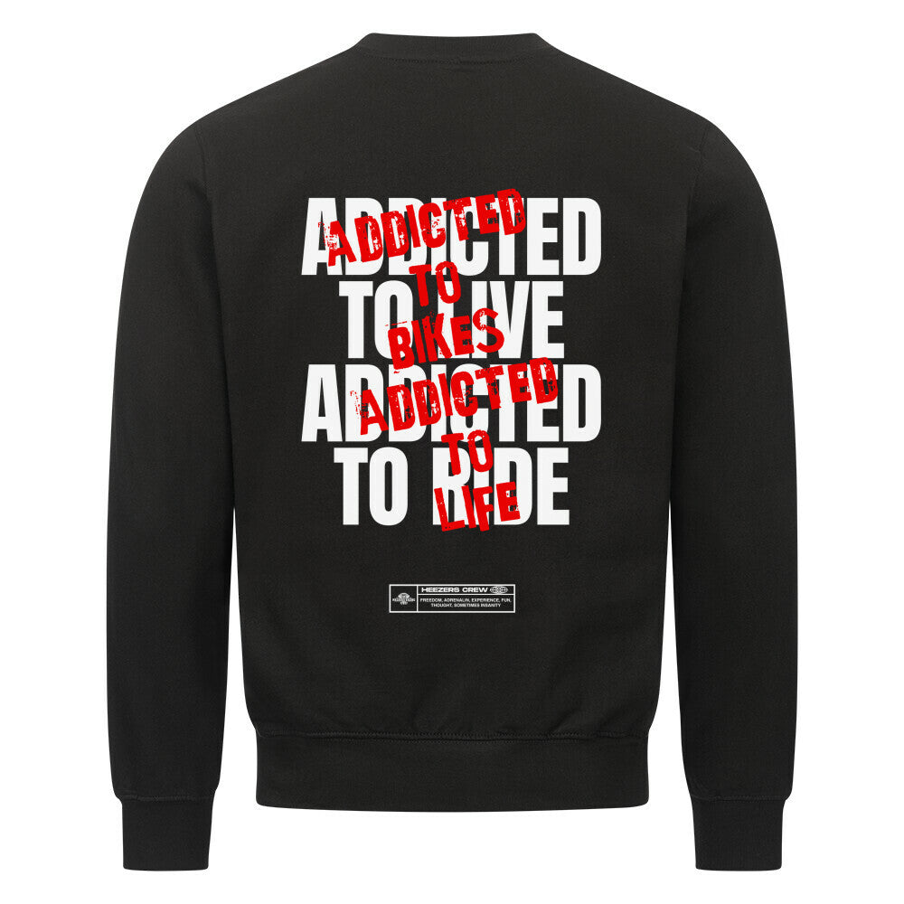 Ride Addicted Herren Sweatshirt von Mazares Racing mit großem typografischen Backprint "Addicted To Ride – Addicted To Life" und kleinem Ride Addicted Brustprint. Klassisches Sweatshirt mit normaler Passform aus innen gebürsteter Baumwollmischung – ideal für Motorradfahrer und Biker im Alltag sowie nach der Tour. schwarz