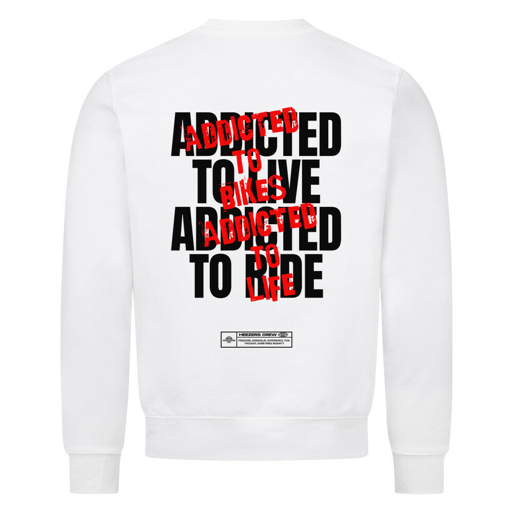 Ride Addicted Herren Sweatshirt von Mazares Racing mit großem typografischen Backprint "Addicted To Ride – Addicted To Life" und kleinem Ride Addicted Brustprint. Klassisches Sweatshirt mit normaler Passform aus innen gebürsteter Baumwollmischung – ideal für Motorradfahrer und Biker im Alltag sowie nach der Tour. weiß
