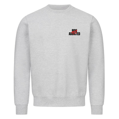 Ride Addicted Herren Sweatshirt von Mazares Racing mit großem typografischen Backprint "Addicted To Ride – Addicted To Life" und kleinem Ride Addicted Brustprint. Klassisches Sweatshirt mit normaler Passform aus innen gebürsteter Baumwollmischung – ideal für Motorradfahrer und Biker im Alltag sowie nach der Tour. heather grey