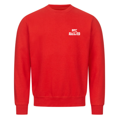 Ride Addicted Herren Sweatshirt von Mazares Racing mit großem typografischen Backprint "Addicted To Ride – Addicted To Life" und kleinem Ride Addicted Brustprint. Klassisches Sweatshirt mit normaler Passform aus innen gebürsteter Baumwollmischung – ideal für Motorradfahrer und Biker im Alltag sowie nach der Tour. rot