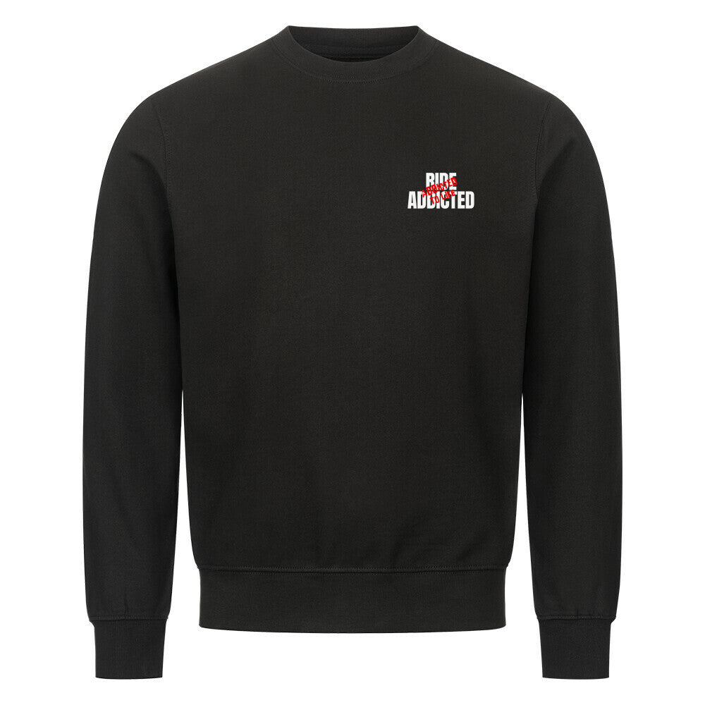 Ride Addicted Herren Sweatshirt von Mazares Racing mit großem typografischen Backprint "Addicted To Ride – Addicted To Life" und kleinem Ride Addicted Brustprint. Klassisches Sweatshirt mit normaler Passform aus innen gebürsteter Baumwollmischung – ideal für Motorradfahrer und Biker im Alltag sowie nach der Tour. schwarz