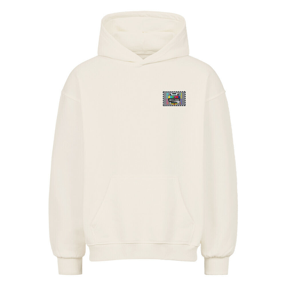 Cremefarbener Oversized Hoodie mit STÖRFAKTOR-Patch in Stickoptik im Retro-Testbild-Design auf der linken Brust. Motorrad Streetwear von Mazares Racing.