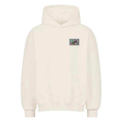 Cremefarbener Oversized Hoodie mit STÖRFAKTOR-Patch in Stickoptik im Retro-Testbild-Design auf der linken Brust. Motorrad Streetwear von Mazares Racing.