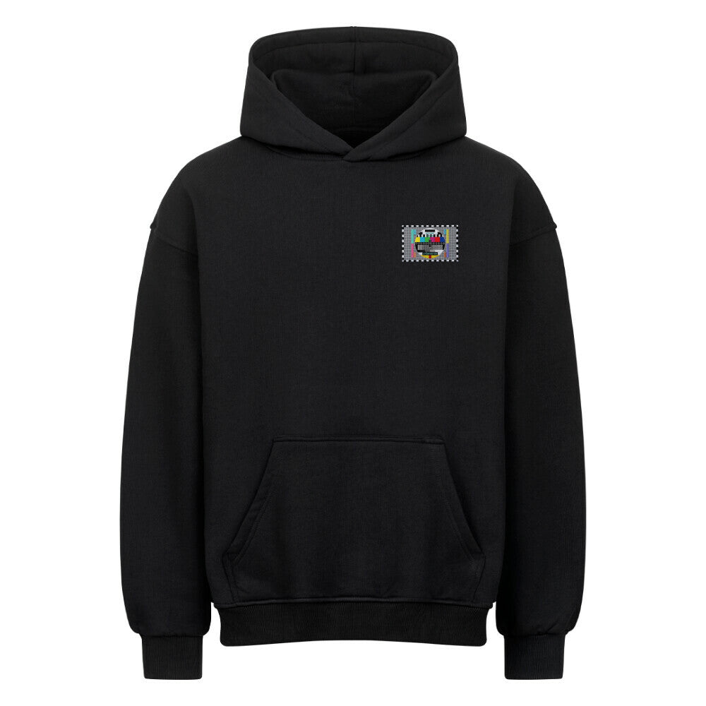 Schwarzer Oversized Hoodie mit STÖRFAKTOR-Patch in Stickoptik im Retro-Testbild-Design auf der linken Brust. Motorrad Streetwear von Mazares Racing.