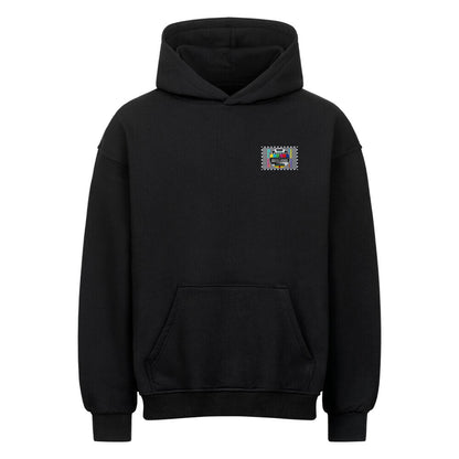 Schwarzer Oversized Hoodie mit STÖRFAKTOR-Patch in Stickoptik im Retro-Testbild-Design auf der linken Brust. Motorrad Streetwear von Mazares Racing.