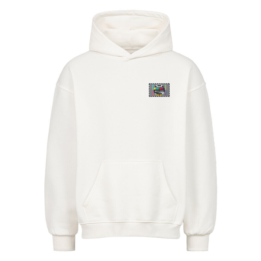 Weißer Oversized Hoodie mit STÖRFAKTOR-Patch in Stickoptik im Retro-Testbild-Design auf der linken Brust. Motorrad Streetwear von Mazares Racing.