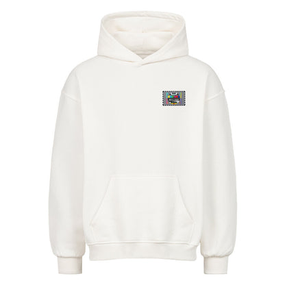 Weißer Oversized Hoodie mit STÖRFAKTOR-Patch in Stickoptik im Retro-Testbild-Design auf der linken Brust. Motorrad Streetwear von Mazares Racing.
