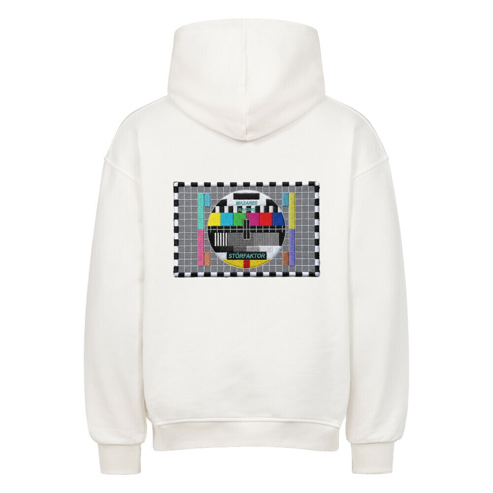 Weißer Oversized Hoodie mit großem STÖRFAKTOR-Testbild-Patch in Stickoptik auf dem Rücken. Hochwertiger Motorrad Hoodie im Streetwear-Stil von Mazares Racing.