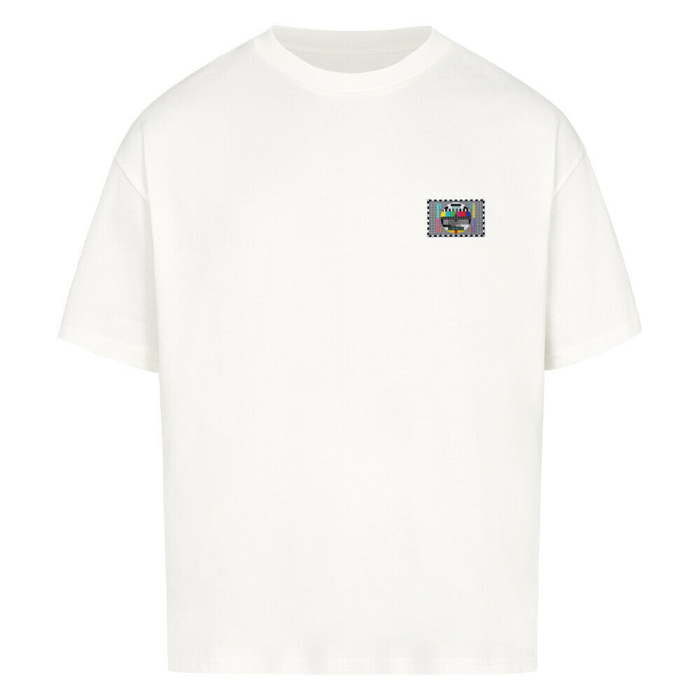 STÖRFAKTOR Oversized Motorrad T-Shirt in Weiß mit kleinem Testbild-Logo auf der Brust. Motorrad Streetwear aus 240 GSM Premium-Baumwolle für Alltag, Treffen und Touren.