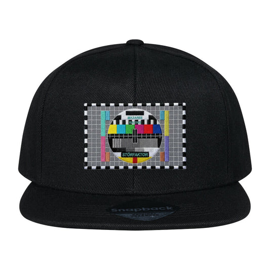 Schwarze Flat-Peak Snapback Cap mit STÖRFAKTOR Testbild-Patch auf der Front. Motorrad Lifestyle Cap von Mazares Racing mit markanter Passform und verstellbarem Snapback-Verschluss.